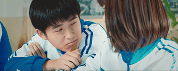 偶像剧 还在嫌弃校服吗?这几套偶像剧中的校服,绝对俘.-7.gif