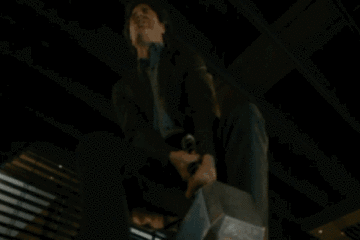 漫威雷神的锤子 漫威里雷神的锤子有多重?压在一个普通.-3.gif