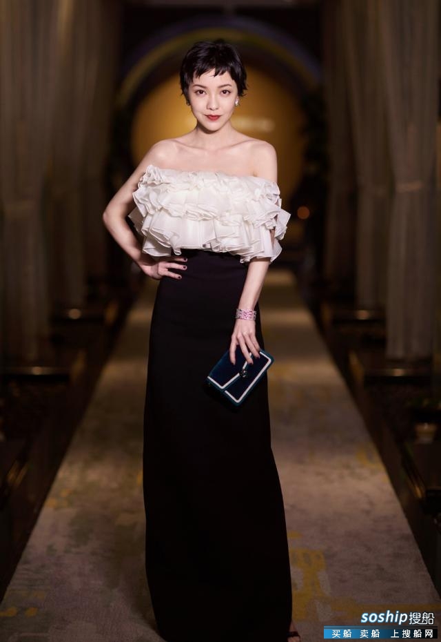 小时代4顾里 她是《小时代》中霸气的顾里,穿透视红衬衫.