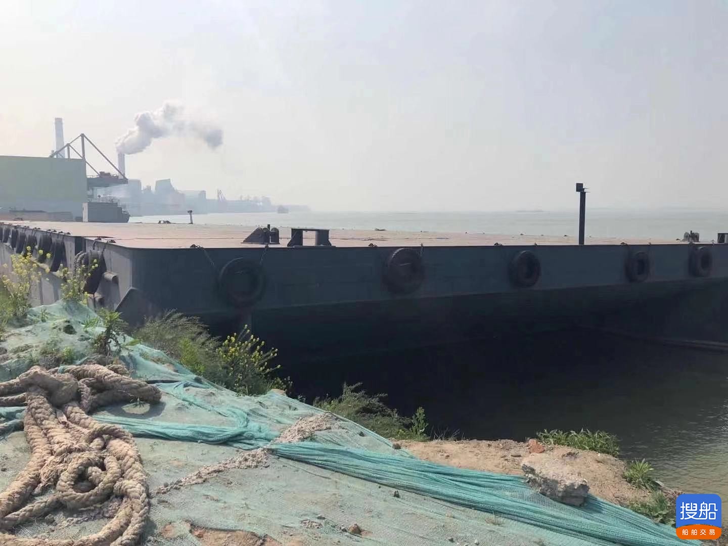 出卖5500吨无动力船面船  喷鼻港-2.jpg