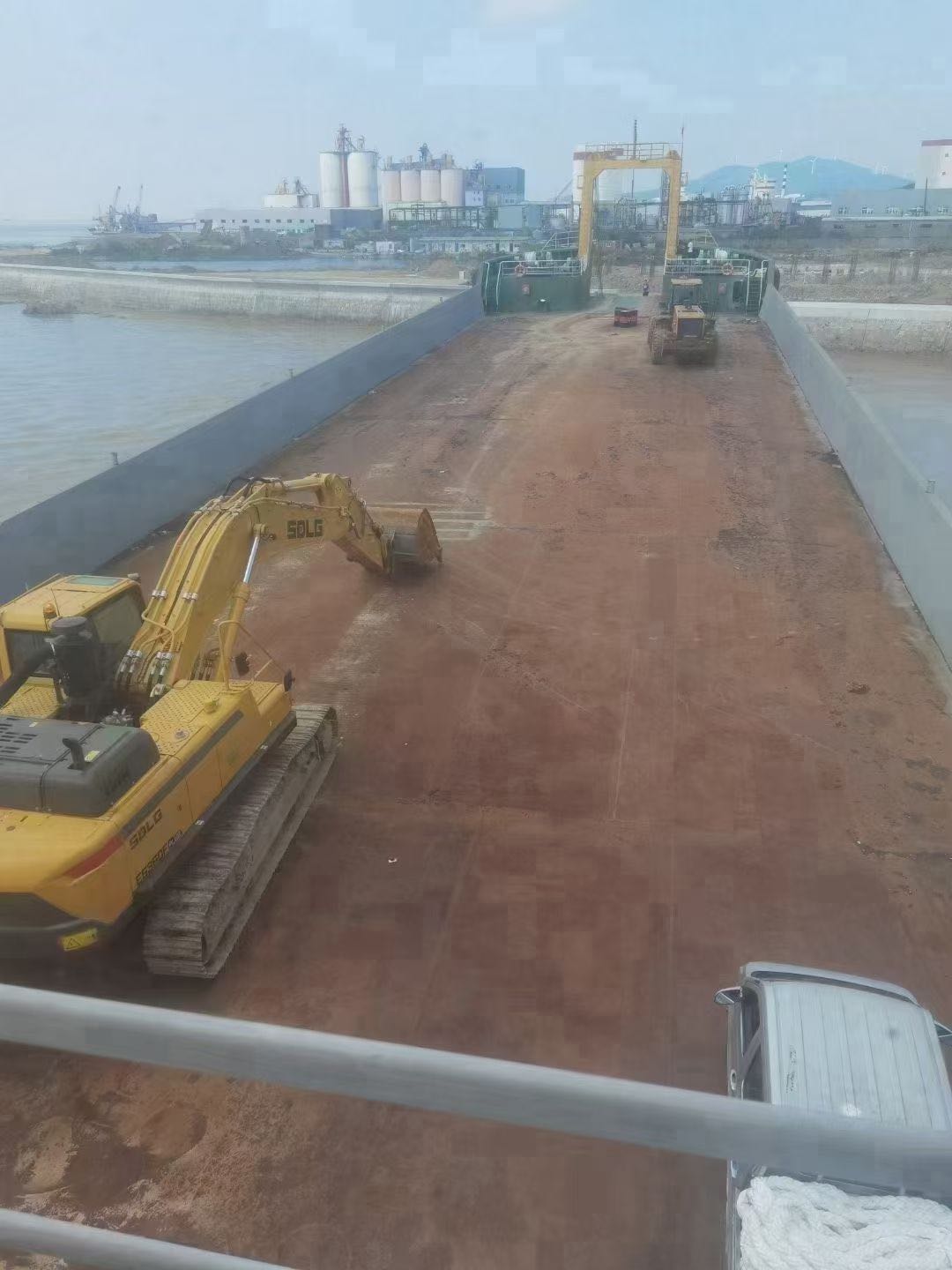 卖2018年2350吨船面驳（真载4000吨）  喷鼻港-2.jpg