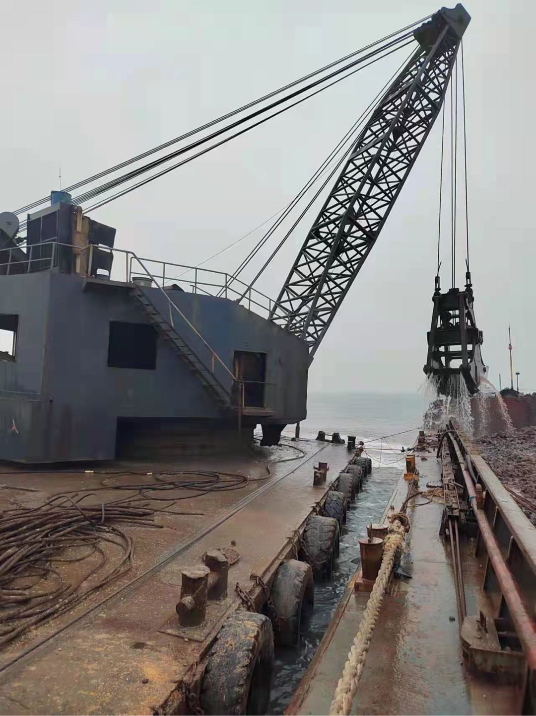 出卖2006年10圆抓斗挖泥船  喷鼻港-2.jpg