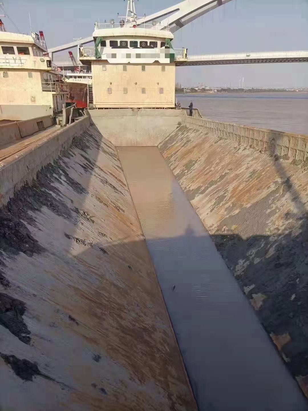 出卖1500坐圆开体泥驳船  喷鼻港-2.jpg