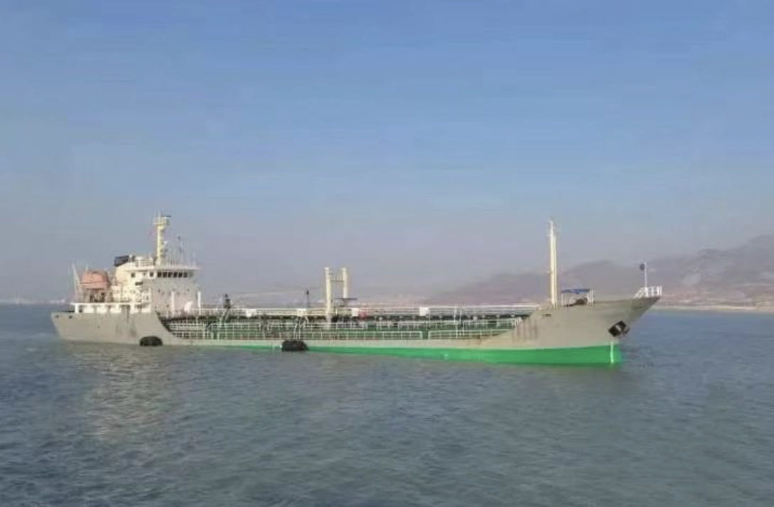 卖2002年台州制6400吨油船  喷鼻港-2.jpg
