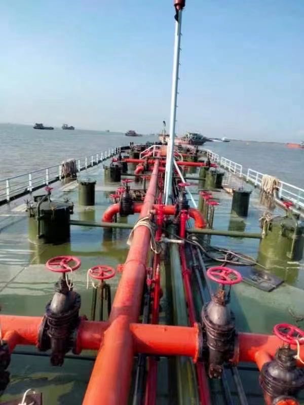 出卖2400吨内乱河油船  喷鼻港-2.jpg