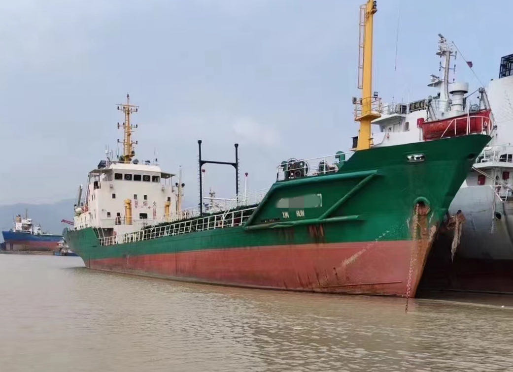 For sale: 1,500-ton double-bottom double-shell oil tanker, made in China in 2002-2.jpg