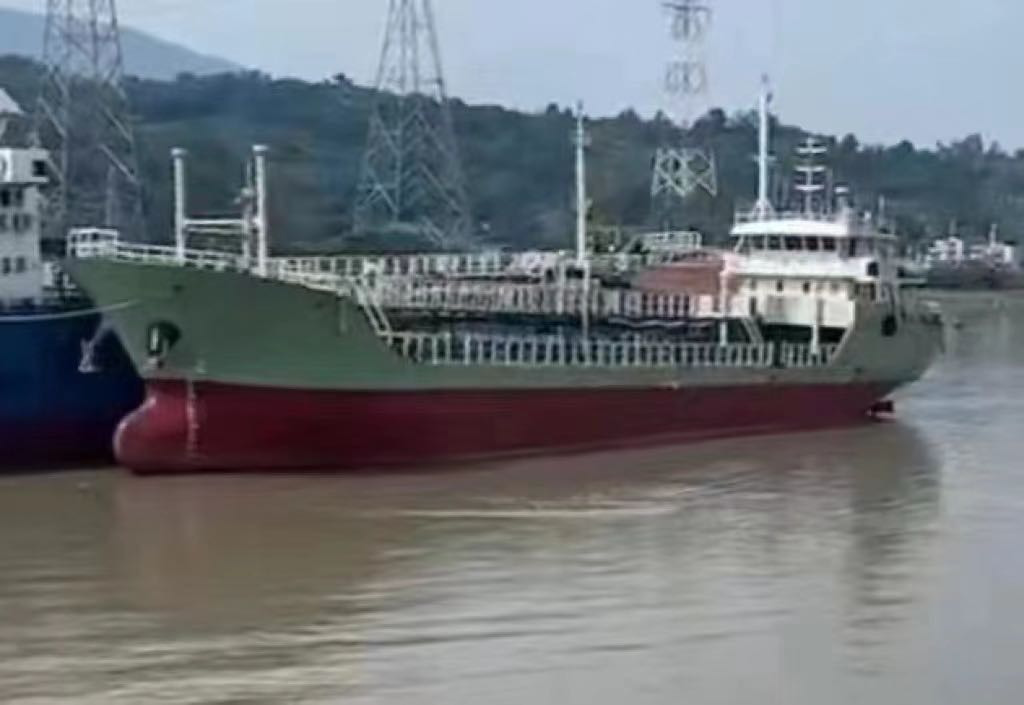 For sale: (two) 1,000-ton tankers, built in Taizhou, China in 2009. Suitable for-2.jpg