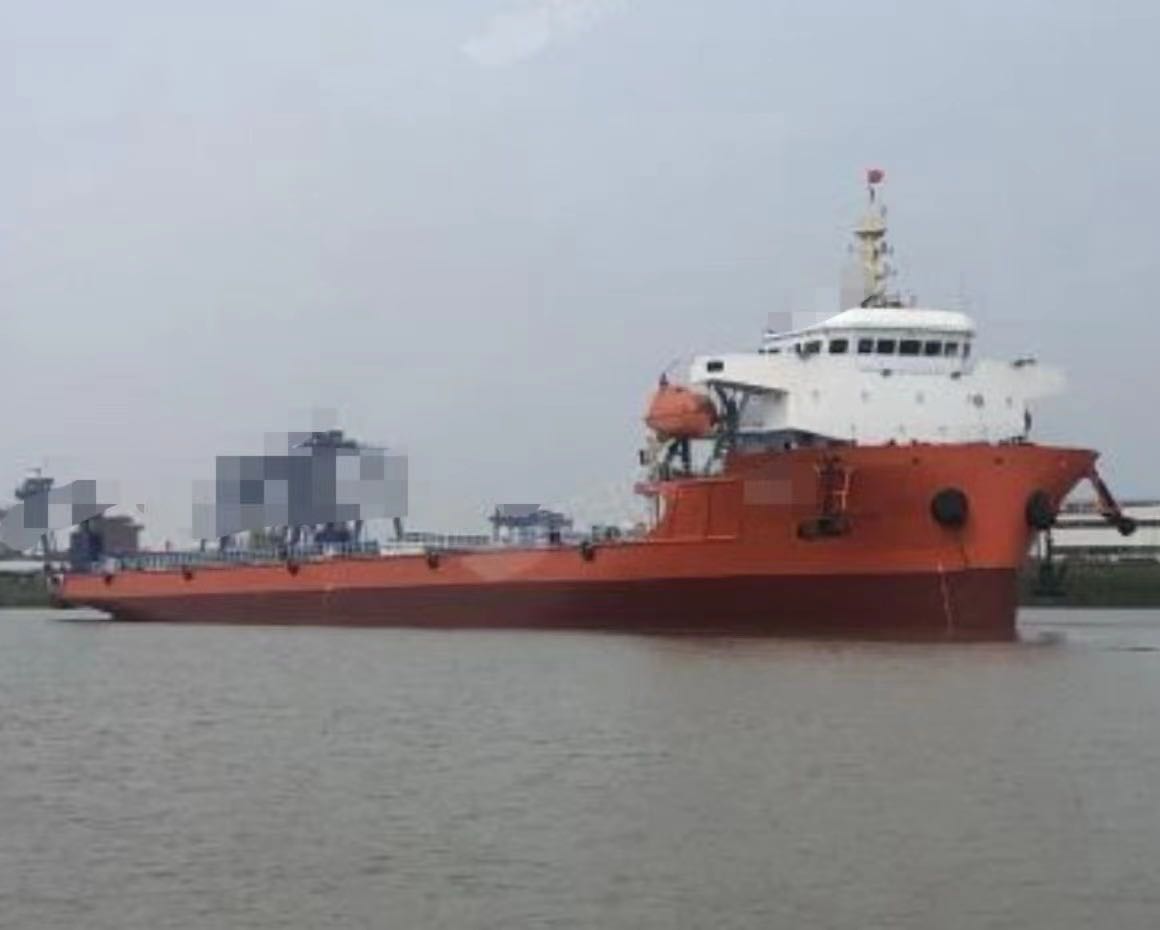 低价出售8300吨前驾驶台无跳板甲板驳  香港-2.jpg