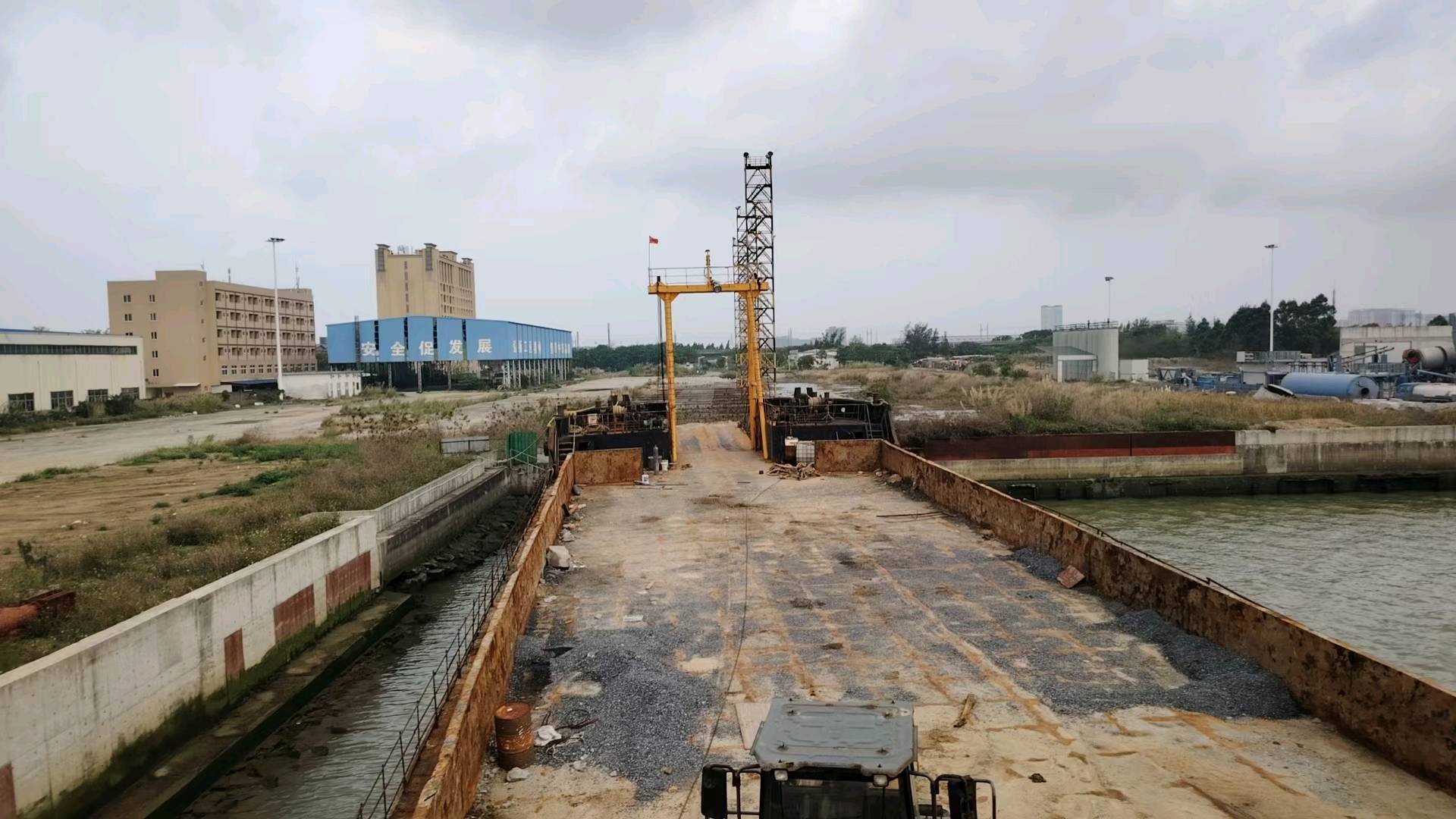 出售2014年1400吨后驾甲板驳 船舶类型：甲板驳船 建造地：浙江 建造时间：2014年 江苏-2.jpg