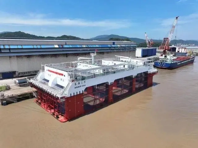 浙江尾个半潜式养殖仄台“东海1号”顺遂托付-1.jpg