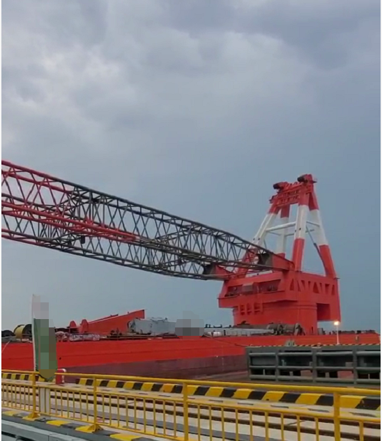 出售2400吨全回转起重船  香港-2.png