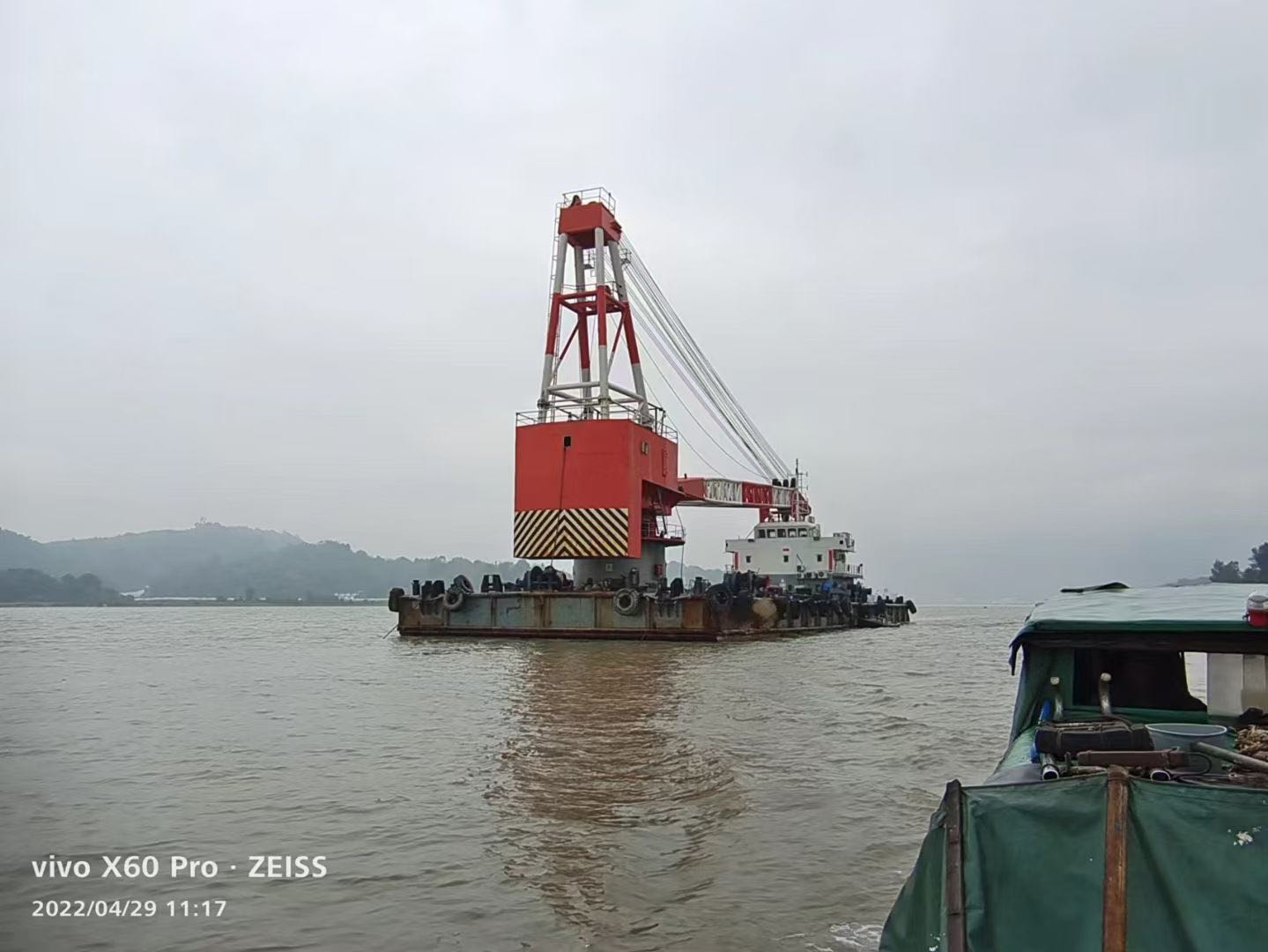 出售200吨起重船  香港-2.jpg