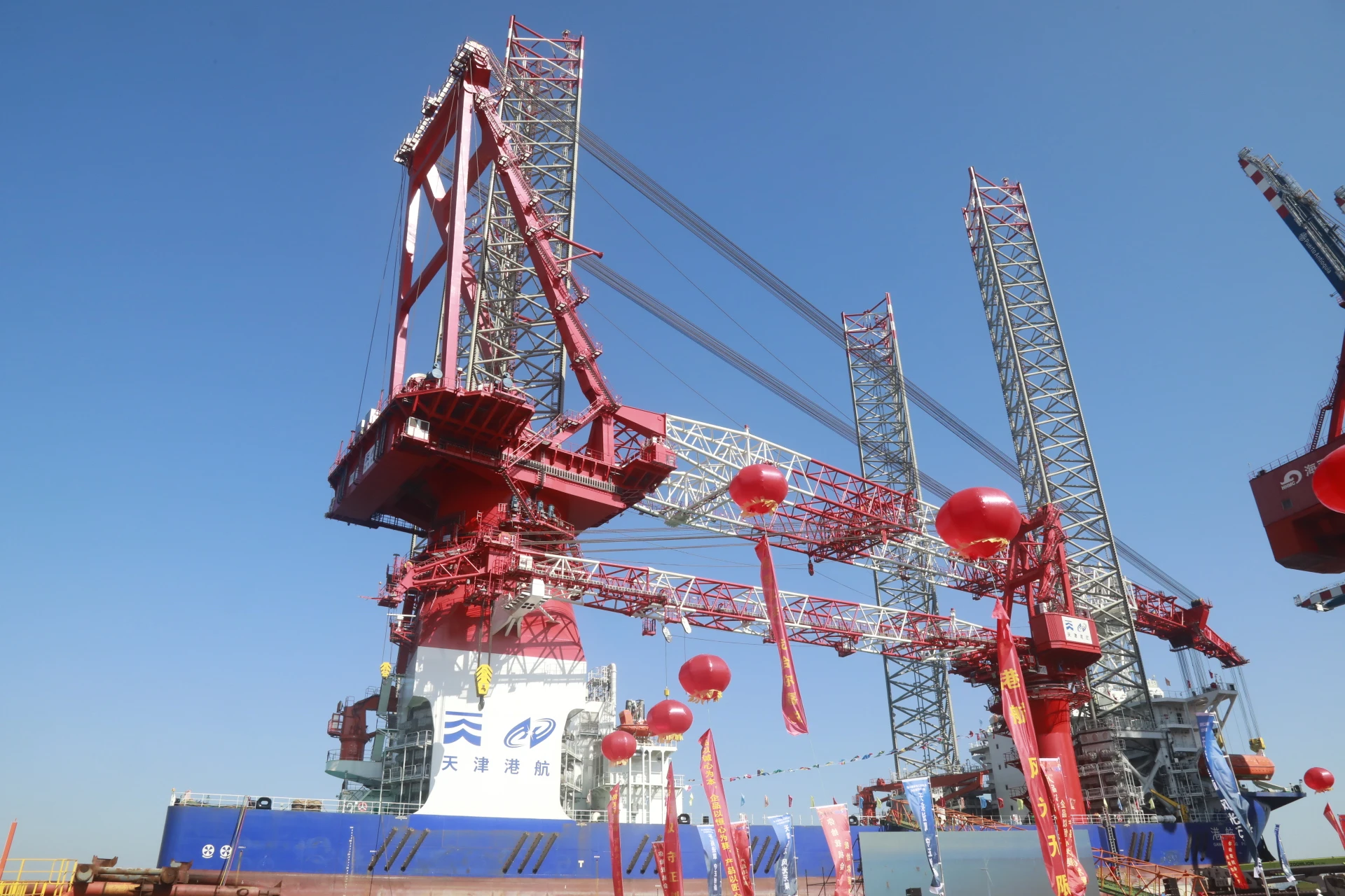 武汉船机参建的“第四代+”海上风电施工平台“港航平5”顺利交付-1.jpg
