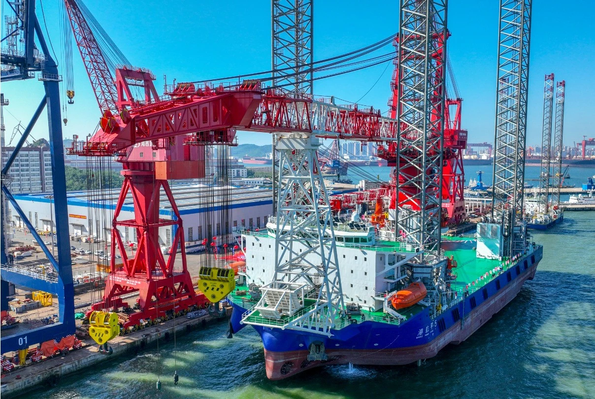 武汉船机参建的“第四代+”海上风电施工平台“港航平5”顺利交付-2.jpg