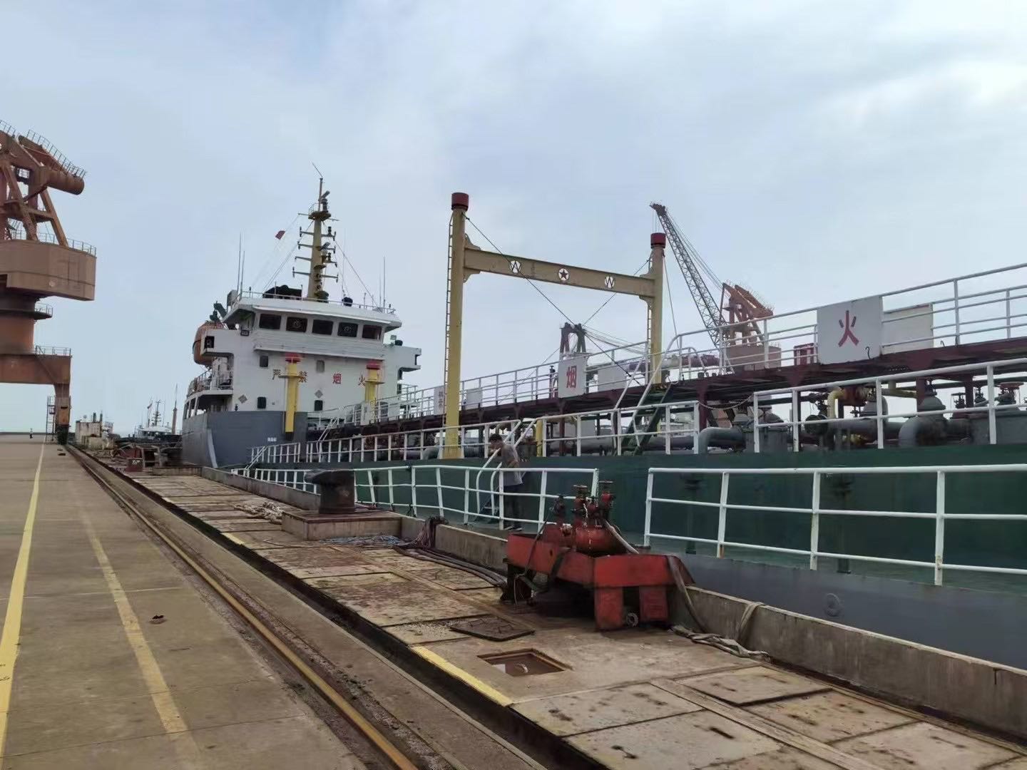 低价出售：2400吨一级油船/带加温/ 船舶类型：油船（闪点≤60℃） 建造年份：2006年12-2.jpg