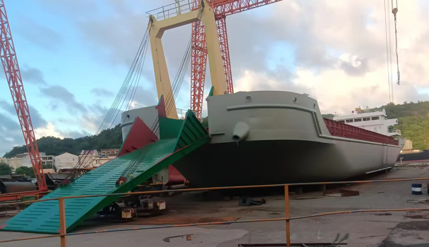 【出售】3300吨后驾驶甲板驳船（LCT）出售  上海-2.jpg